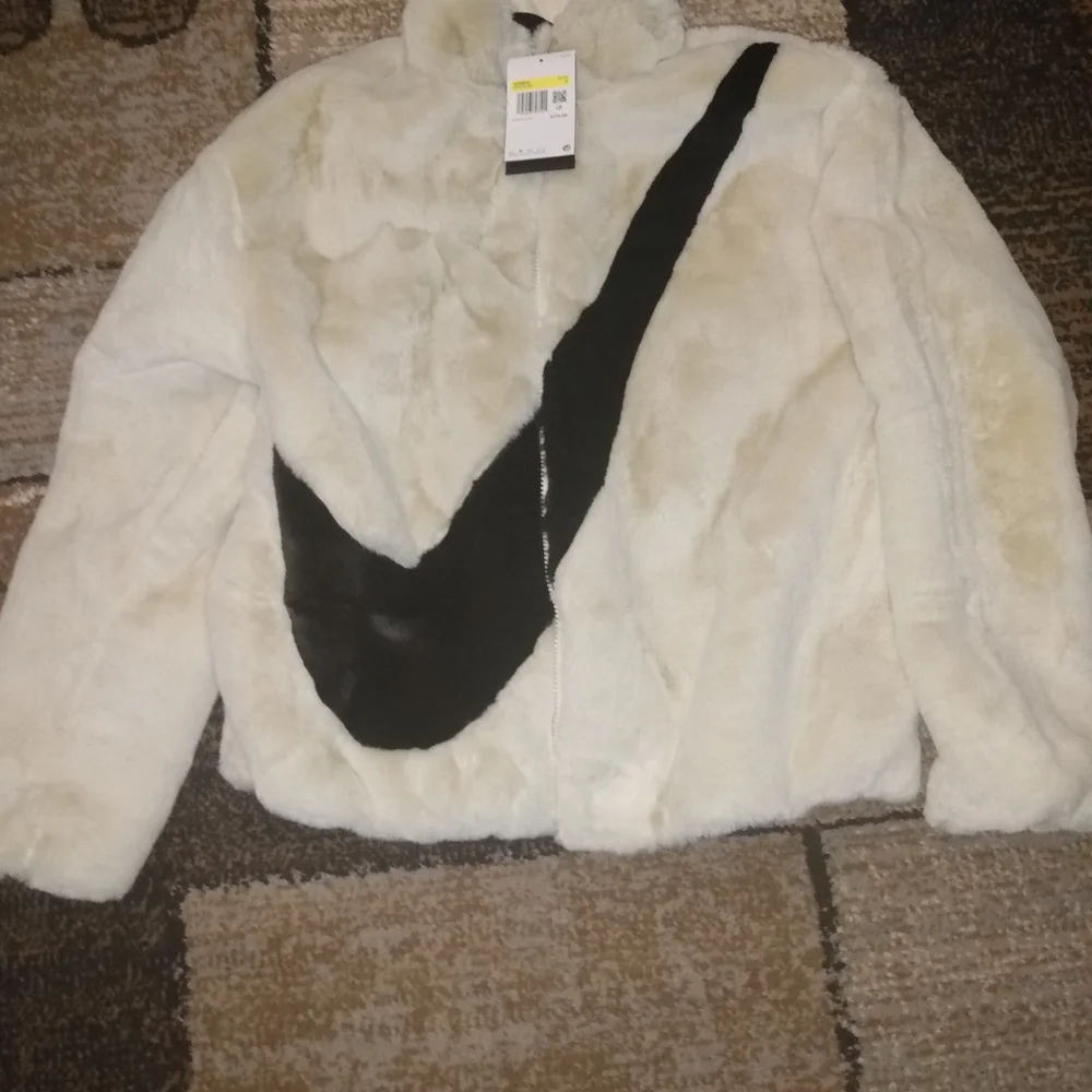 Nike Jacket 🤍🖤 - Picture 5 of 7